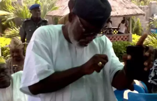 Ondo Decides: Akeredolu in victory dance while hosting wellwishers in Owo home (PHOTOS)